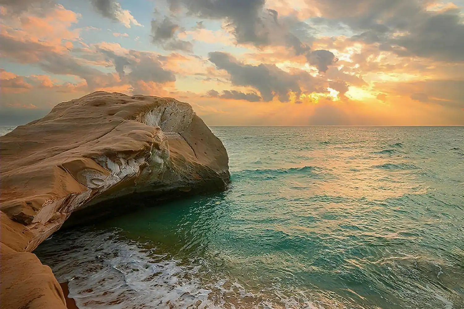 جاذبه های ناشناخته جزیره هنگام و دلفین های آزاد